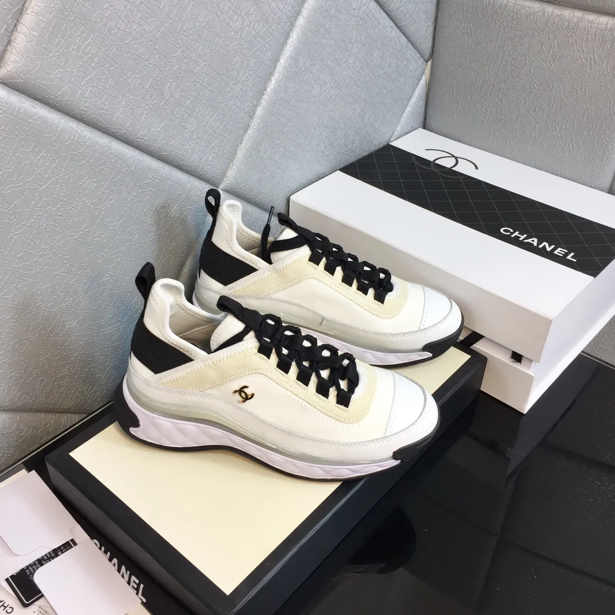 👟👟Ex-factory price 480👟👟 Size: 35-45 in stock, welcome to see the board for tasting details. Chanel Chanel Couple Style Xiaoxiang Casual Sports Shoes Dad Shoes Couple Style Counter original version 1:1, each color is accurately matched and internally marked. Black and gold logo. Fabric: Silk cowhide/Imported sheep tendon Outsole: T👟👟Ex-factory price U outsole/Transparent crystal bottom Comes with flip-top magnet box, complete package